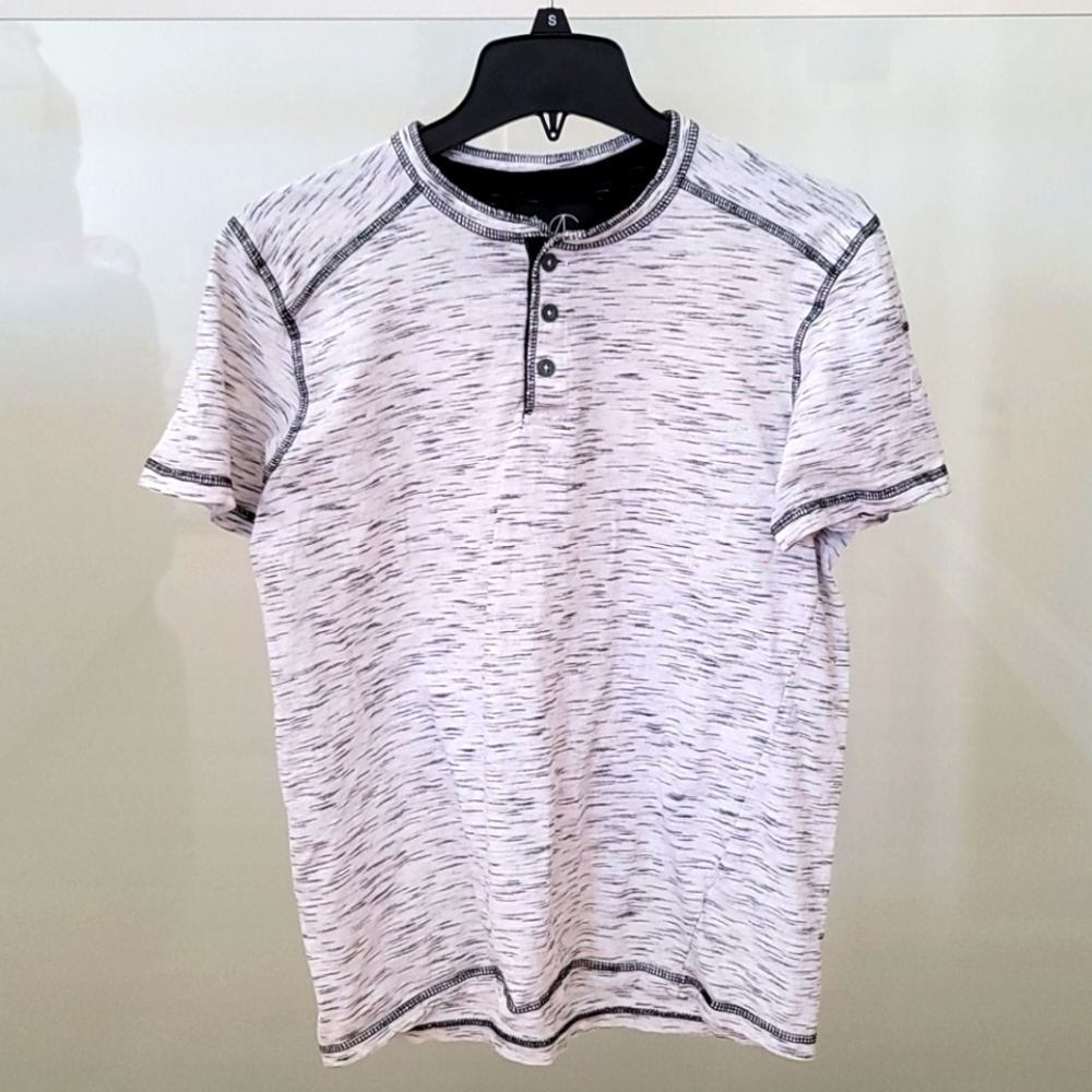 Modern Culture boy's t-shirt. Size M